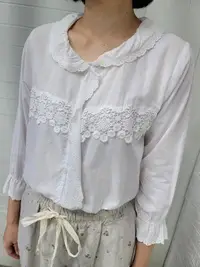 在飛比找Yahoo!奇摩拍賣優惠-正韓korea韓國空運yeoul白色蕾領波邊繡花7分袖棉麻衫