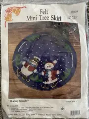HOBBY KRAFT FELT SEQUINS BEADS 14” MINI TREE SKIRT SKATING SNOWMAN COUPLE 9238