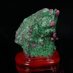 原石擺件 天然礦石 天然紅綠寶原礦石擺件 紅寶石晶體點綴在綠色的黝簾石上 顏色鮮艷。帶座高22×15×10.5CM 重5