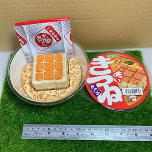 【玩具櫃】日本朋友寄來 MegaHouse X 東洋水產 豆皮烏龍麵-紅 魔術方塊