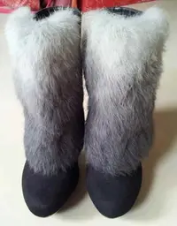 在飛比找Yahoo!奇摩拍賣優惠-達芙妮 DAPHNE 秋冬個性黑漸層兔毛造型時尚百搭中筒靴~