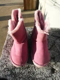 在飛比找Yahoo!奇摩拍賣優惠-UGG 女雪靴