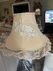 SHOW STOPPERS SMALL VICTORIAN DECORATIVE LAMP WITH FANCY DETAILED SHADE NEW