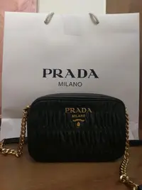 在飛比找Yahoo!奇摩拍賣優惠-[二手] 普拉達 PRADA 金屬LOGO 抓皺小羊皮 斜揹