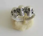 Memento Mori Skull Ring - three skulls, scary but beautiful on the hand jewelr
