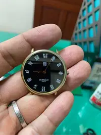 在飛比找Yahoo!奇摩拍賣優惠-老件 Givenchy 中文字手錶
