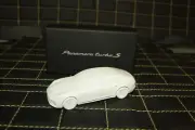 RAR VIP Box Metallauto Brief Beschwerer Porsche Panamera Turbo S Limousine weiss