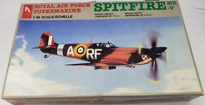 Supermarine Spitfire Mk V Hobbycraft 1:48 scale model fighter