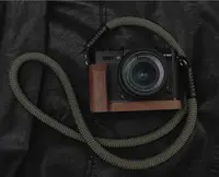 在飛比找Yahoo!奇摩拍賣優惠-原創軟軍事綠相機掛繩真皮肩帶相機背帶交叉縫線真皮相機繩