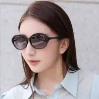 在飛比找momo購物網優惠-【Calvin Klein 凱文克萊】太陽眼鏡 CK1852