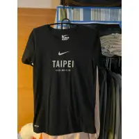 在飛比找蝦皮購物優惠-二手 NIKE TAIPEI字樣黑色短T(M號）購於百貨