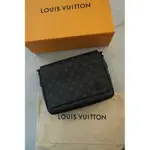 LOUIS VUITTON LV經典黑色滿版老花搭配立體LV LOGO設計男生 男款 側背包 包包預購