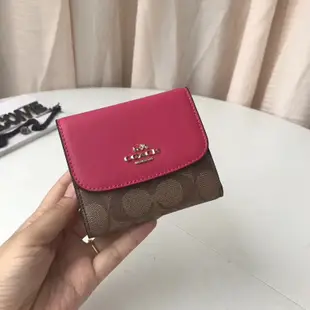 空姐精品代購 COACH 87589 新款女士立體馬車logo三折短款錢夾 後置拉鏈零錢袋 多卡位大容量 附代購憑證