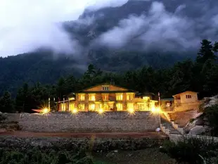 Mountain Lodges of Nepal, Monjo