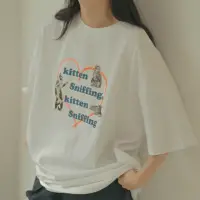 在飛比找momo購物網優惠-【Queenshop】女裝 短袖 愛心貓咪印圖寬版上衣 兩色
