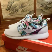 在飛比找Yahoo!奇摩拍賣優惠-【出清特價】NIKE WMNS ROSHE RUN 白色 花