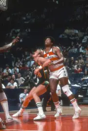 Kent Benson Milwaukee Bucks fights for position with Wes Unseld Wa- Old Photo 2