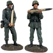 W BRITAINS #25222 WW2: Prepare for Action No.1 2 Members of a German 88 Flak Gun