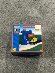 Cargo Drop Station - Thomas Wooden Railway - Friends Train Tank Duncan New Box