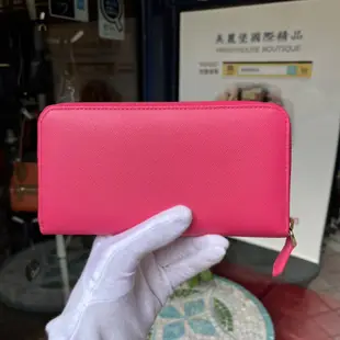 美麗堡outlet精品 PRADA 1M0506金字大蝴蝶結 Saffiano 防刮皮 ㄇ型拉鍊長夾 桃紅色(特價現貨)