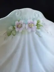 BEAUTIFUL Floral Clam Shell Hand Painted Trinket Soap Dish Signed Lockhart 4.75”