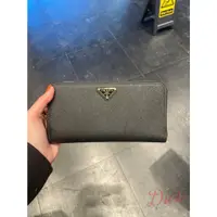 在飛比找蝦皮購物優惠-【歐洲outlet正品】PRADA   素面 長夾 金倒三角