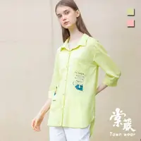 在飛比找momo購物網優惠-【TOWN’WEAR 棠葳】休閒印圖開衩長版純棉襯衫 2色(