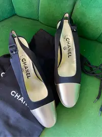 在飛比找Yahoo!奇摩拍賣優惠-Chanel 真品 香奈兒 大人氣 logo 女款包鞋 ，黑