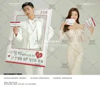 在飛比找樂天市場購物網優惠-新款影樓情侶拍照道具相框韓文手拿框手舉牌 紅色韓文小卡片影棚