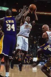 Philadelphia 76ers Allen Iverson vs Los Angeles Lakers Shaquille O- Old Photo 1
