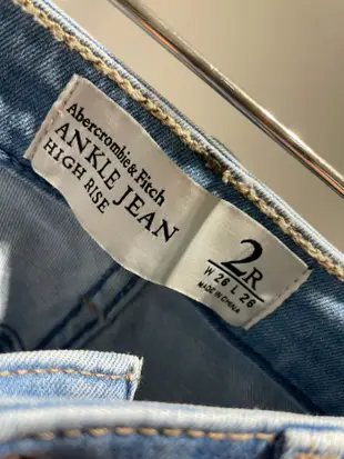 Abercrombie&Fitch 26腰 破膝非常彈