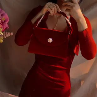 【平價女包】❀珍珠手提包山茶花紅色結婚包2023新款洋氣訂婚包女新娘絲絨復古女包包