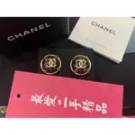 二手正品 CHANEL 香奈兒金色圓型黑色壓克力雙C LOGO 鎖鍊針式耳環 XG7929