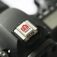 在飛比找Yahoo!奇摩拍賣優惠-金屬熱靴蓋EOS 6D2相機紀念款佳能6Dmark II單反