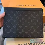 現貨+ LV 路易威登 男士 POCHETTE VOYAGE MM 黑灰 老花 拉鍊 手拿包 M61692 男包