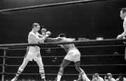 Christy Elliott Blocks A Left Punch From Emile Griffith 1977 Old Boxing Photo 1