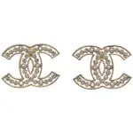 【CHANEL 香奈兒】經典大雙C LOGO簍空造型水鑽鑲飾穿式耳環(金色AB1399-OR-1)