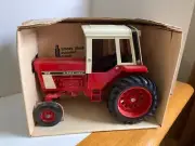 Vintage Ertl International 1586 Tractor with Cab No. 463, Diecast 1/16 NOS!