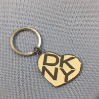 在飛比找蝦皮購物優惠-DKNY乳白底愛心💗造形鑰匙圈，可改成掛飾或項鍊 特價中