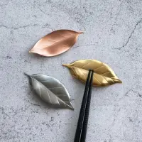 在飛比找momo購物網優惠-【SALUS】日本製 葉子筷架-金色(餐具 廚具 不鏽鋼 日