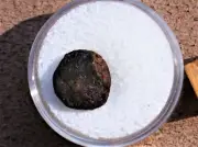 Sweet crusted SAU 001 meteorite individual L5 - 1.76 g Very Nice !
