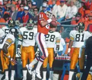 Wide receiver Steve Watson Denver Broncos catches a pass against c- Old Photo