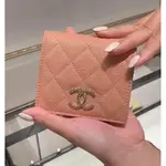 在台現貨🧡💛36900 香奈兒 CHANEL 雙C鏤空LOGO 對開零錢袋短夾 珊瑚粉+內裏桃紅