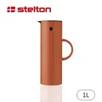 【STELTON】啄木鳥真空保溫壺-磚紅-1L