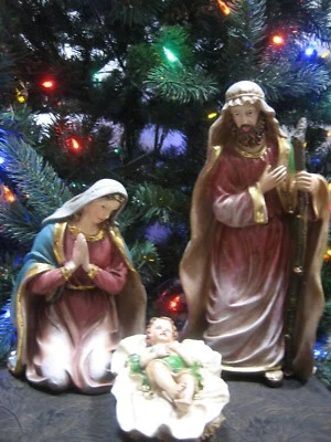 CHRISTMAS 3 PIECE RESIN GOLD PLATED NATIVITY SET - NEW