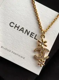 在飛比找Yahoo!奇摩拍賣優惠-Chanel 23A 水鑽CC金色小花花項鍊 二段式 優雅可
