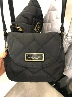 美國MJ全新正品MARC JACOBS 經典黑色-吊牌(大號)馬鞍包 小豬包 斜背包.(高優尼龍款)-【內有防盜式內裡隔層 適合出國旅行 保護護照 重要文件收納,休閒百搭 ~可放長夾 內空間容量大,造型時尚簡約有型.】& MJ經典黑色(真皮防刮)-半月包 斜背包..~(保證100% MJ Outiet正品專櫃購入)*vivi shop*