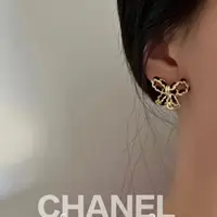 在飛比找蝦皮購物優惠-（售出）Chanel 香奈兒 全新皮穿鍊蝴蝶結耳環