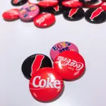 太古】全新 COLA 可口可樂 造型別針 徽章 超夯 圖案豐富 迷你版 收藏【現貨