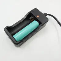 在飛比找蝦皮購物優惠-2 槽通用可充電電池充電器黑色,適用於 18650 3.7V